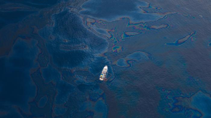 Deepwater Horizon Oil Spill, Gulf of Mexico: boat in the middle of an oil spill