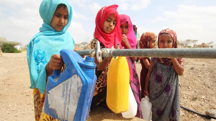 Children fetching water. Photo: UNICEF Yemen, 2019