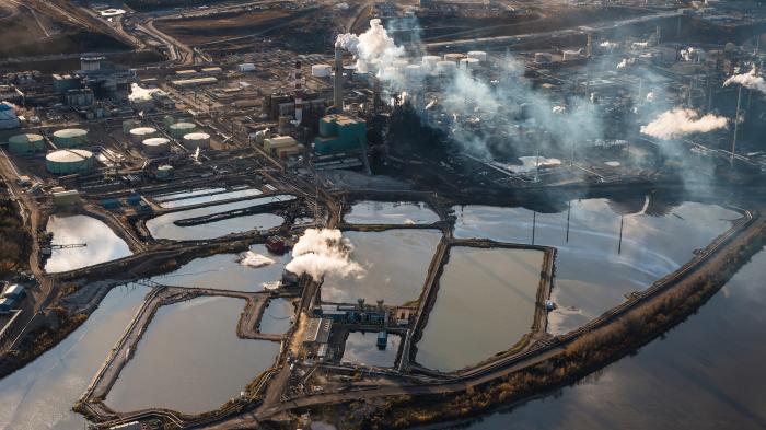 Suncor upgrader, tailing ponds, Athabasca River and Tar/oil sands in Northern Alberta. Photograph taken by Garth Lenz, 2019