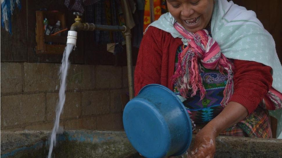 Kaqchikel woman using water supplied by the municipality